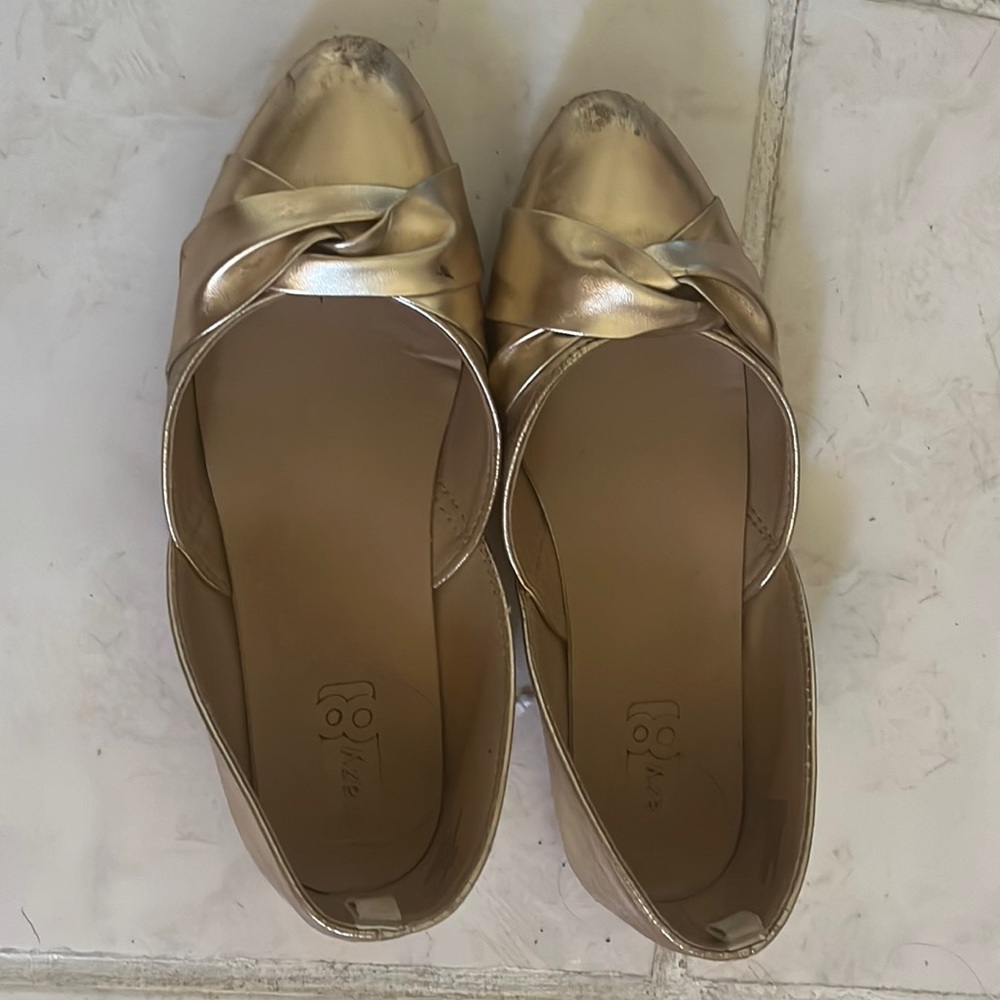 Gold Slippers/ Dresser Shoes, Size 5.5. Still in great condition!